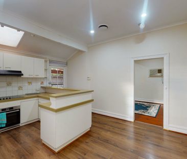 Freshly Painted Edwardian Home in a Coveted Carlton North Pocket - Photo 5