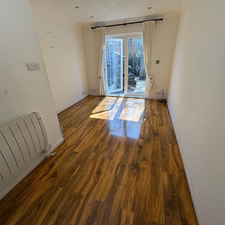 Robins Close, Uxbridge, UB8 2LF - Photo 1