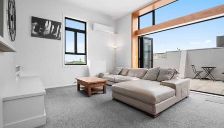 Spacious and Light Filled in the Historic George Court! - Photo 3