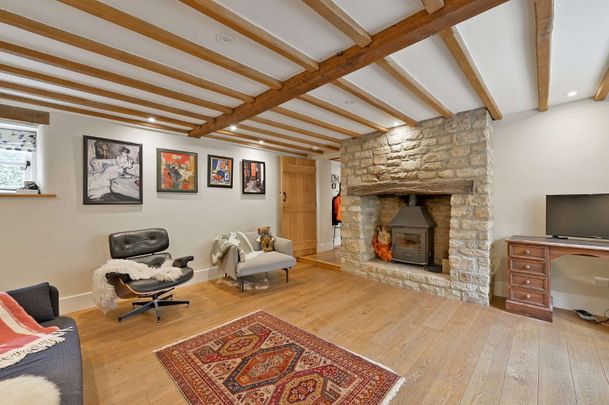 A delightful three-bedroom period cottage nestled within the heart of the sought-after Cotswold village of Salford, - Photo 1