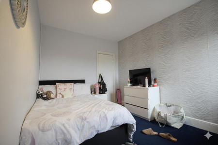 4 bedroom end of terrace house to rent - Photo 4