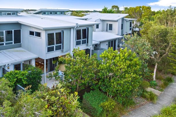 Stylish 3-Bedroom Townhouse in Brightwater! - Photo 1