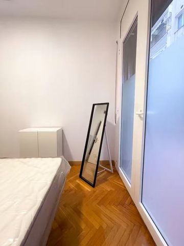 Carrer de Calvet, Barcelona, Catalonia 08021 - Photo 4