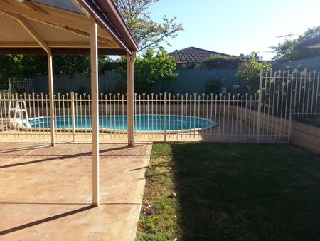 4 Bedroom Property with Pool&excl; - Photo 3