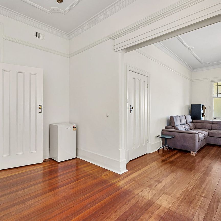 Stunning refurbished three bedroom apartment! - Photo 1