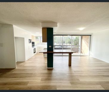 Absolute Beachfront Position | Spacious Renovated Apartment in Ocea... - Photo 2