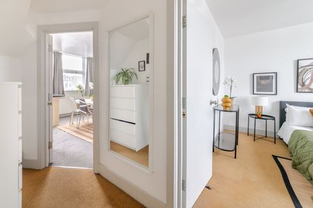 1 Bed Flat, Shepherds Bush Road, W6 - Photo 2