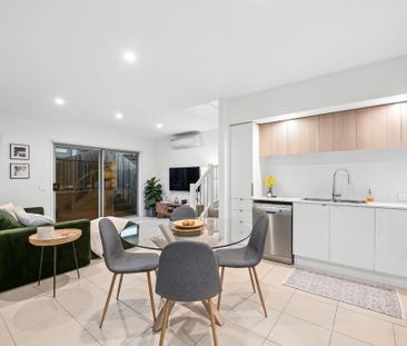 Modern Freehold Townhouse – Yard Maintenance Included - Photo 2