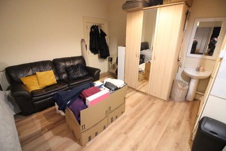 Hanger Lane, Ealing, London - Photo 5