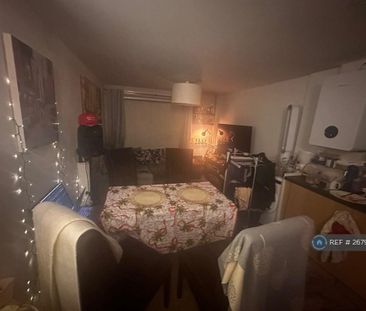 1 bedroom in a flat share to rent - Photo 4