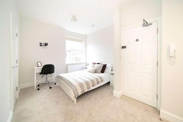 Room A, Grosvenor Road, Aldershot, Hampshire, GU11 - Photo 1