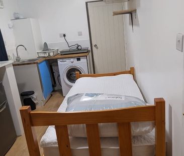 Room in a Shared House, Crownfield Avenue, IG2 - Photo 3