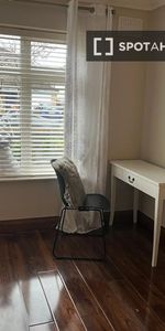 Modern room for rent in 5-bedroom house, Woodstown Village - Photo 4