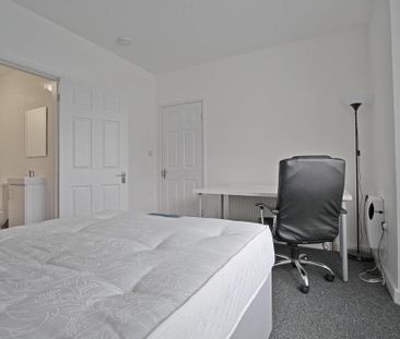 1 bedroom in a flat share to rent - Photo 4