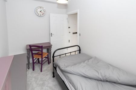 Studio Flat, Du Cane Court, SW17 - Photo 2