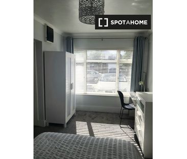 Modern room for rent in 5-bedroom house, Woodstown Village - Photo 2