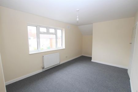 3 bedroom Semi-Detached House to let - Photo 4