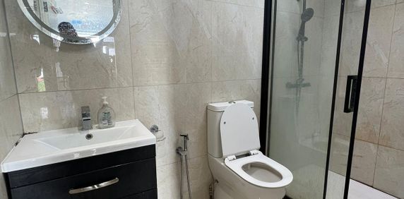 double room in two bedroom flat for single female- £500 - Photo 2