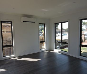 Stunning townhouse in prime location - Photo 1