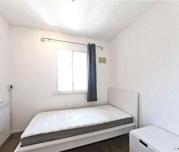 2 bedroom flat in London - Photo 4