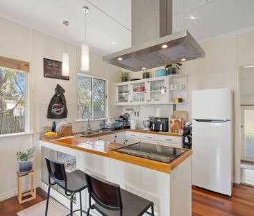 PRIME LOCATION WITH SPACIOUS YARD!! - Photo 4