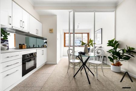 Chic Art Deco Studio in the Heart of Potts Point – Steps from Llankelly Place! - Photo 3