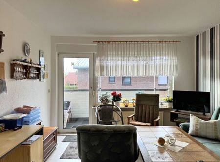 Gemütliche 2ZKB Dachgeschosswohnung mit EBK & Balkon in zentraler Sackgassenlage der Stadt Wiesmoor - Photo 2