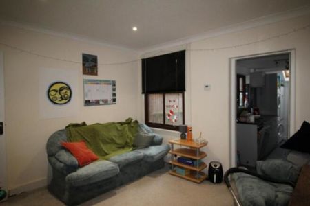 4 bedroom Property to rent - Photo 2
