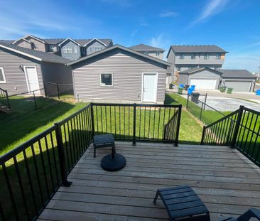 Like new! Build in 2025! Cozy 3 Bedroom Double Garage House in Glac... - Photo 1