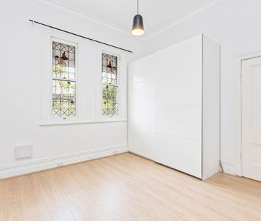 A freestanding Victorian charmer - Photo 3