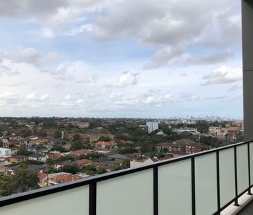 MODERN APARTMENT WITH VIEWS & PRIME KOGARAH LOCATION - Photo 3