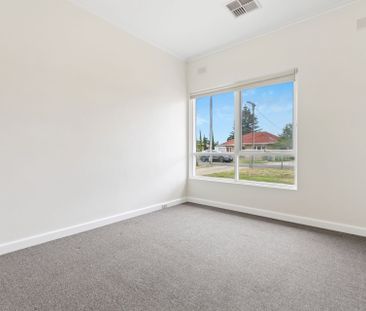 Spacious family home in a quiet street - Photo 6