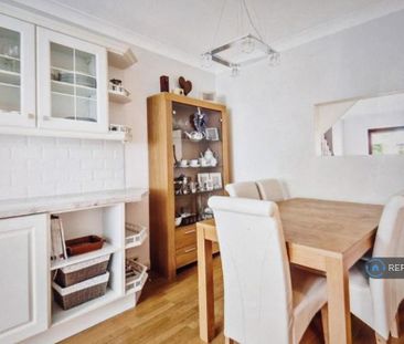 5 bedroom semi-detached house to rent - Photo 4