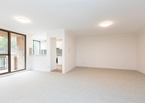 Bright and Airy Three Bedroom Apartment - Photo 1