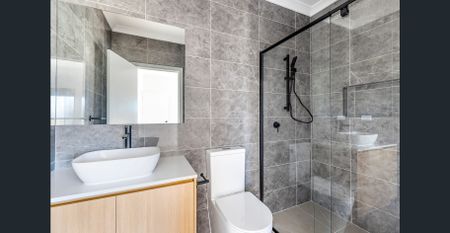 Lovely Home in Thornhill Park Estate - Photo 2