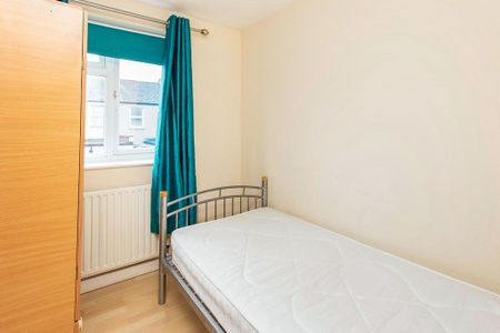 3 bedroom end of terrace house to rent - Photo 4