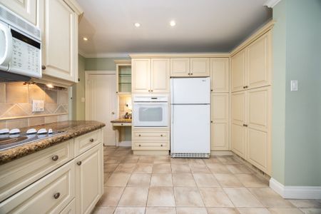 For Lease - 241 Forest Hill Road, Toronto, Ontario - Photo 3