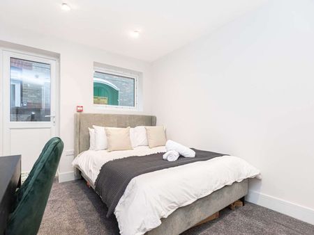Ideal Home For Modern Living - All En-Suite Rooms - Photo 3