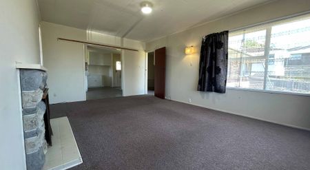 Sunny 3-Bedroom Family Home in the Heart of Howick - Photo 5