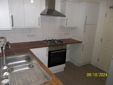 4 bedroom end of terrace house to rent - Photo 5