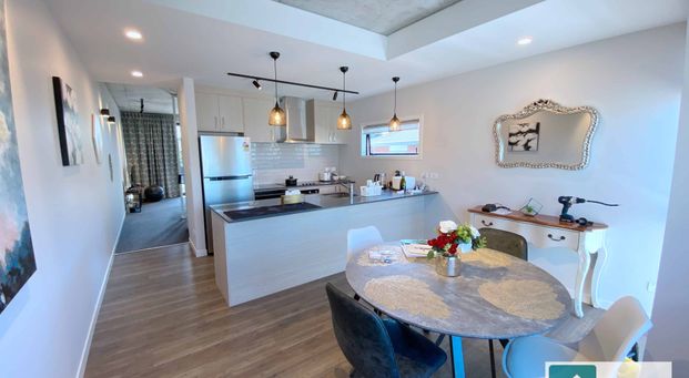 3 Level Modern Townhouse 3 Bedrooms & 2 Bathrooms - Photo 1