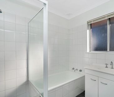 House, pool, garage. What more could you want! - Photo 5