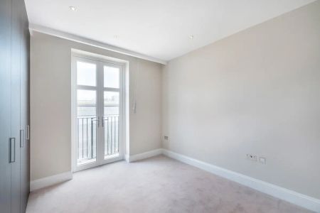 3 bedroom flat in London - Photo 4