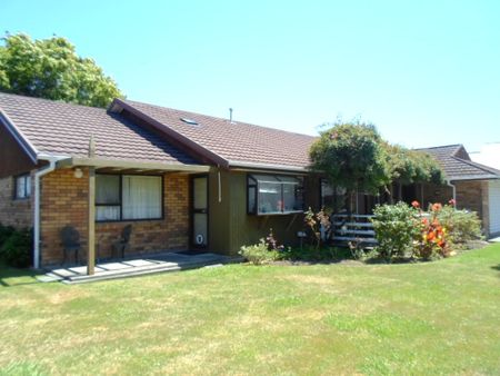 Waikanae - 4 Bedrooms - Photo 2