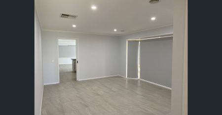 Luxurious 3 Bedroom Home with ensuite - Photo 4