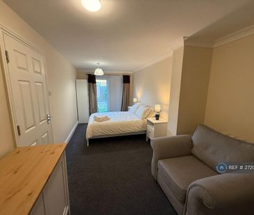 1 bedroom in a house share to rent - Photo 2