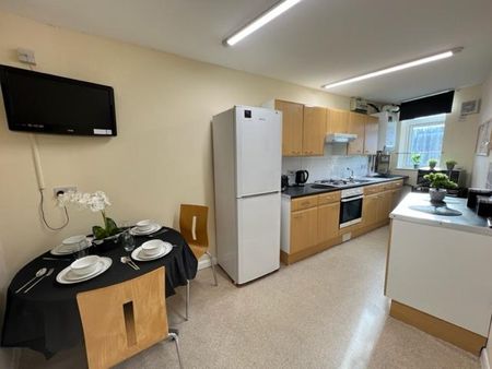 1 bedroom in a flat share to rent - Photo 5
