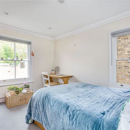 2 bedroom flat in London - Photo 3