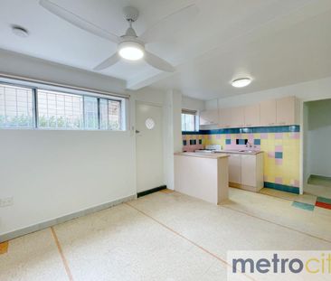 ONE BEDROOM + STUDY IN PRIME LOCATION - Photo 2