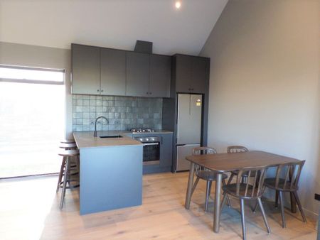 Stylish two bedroom townhouse in the Verdeco Park subdivision. - Photo 3